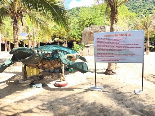 Mô hình rùa biển tái chế từ rác thải nhựa đặt ở Cù Lao Chàm